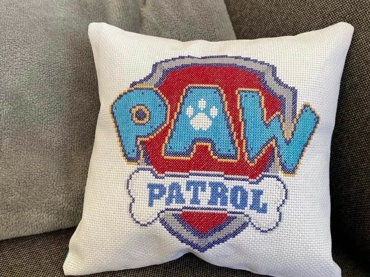 Billede 1 - Håndbroderet Paw patrol pude