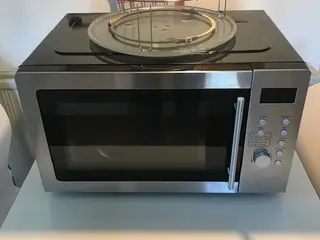 2 1/2 år gl. 25L. Combiovn varmluft/grill/micro.