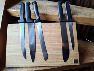 Kniv holder med magnet til knivene den ef mærket t