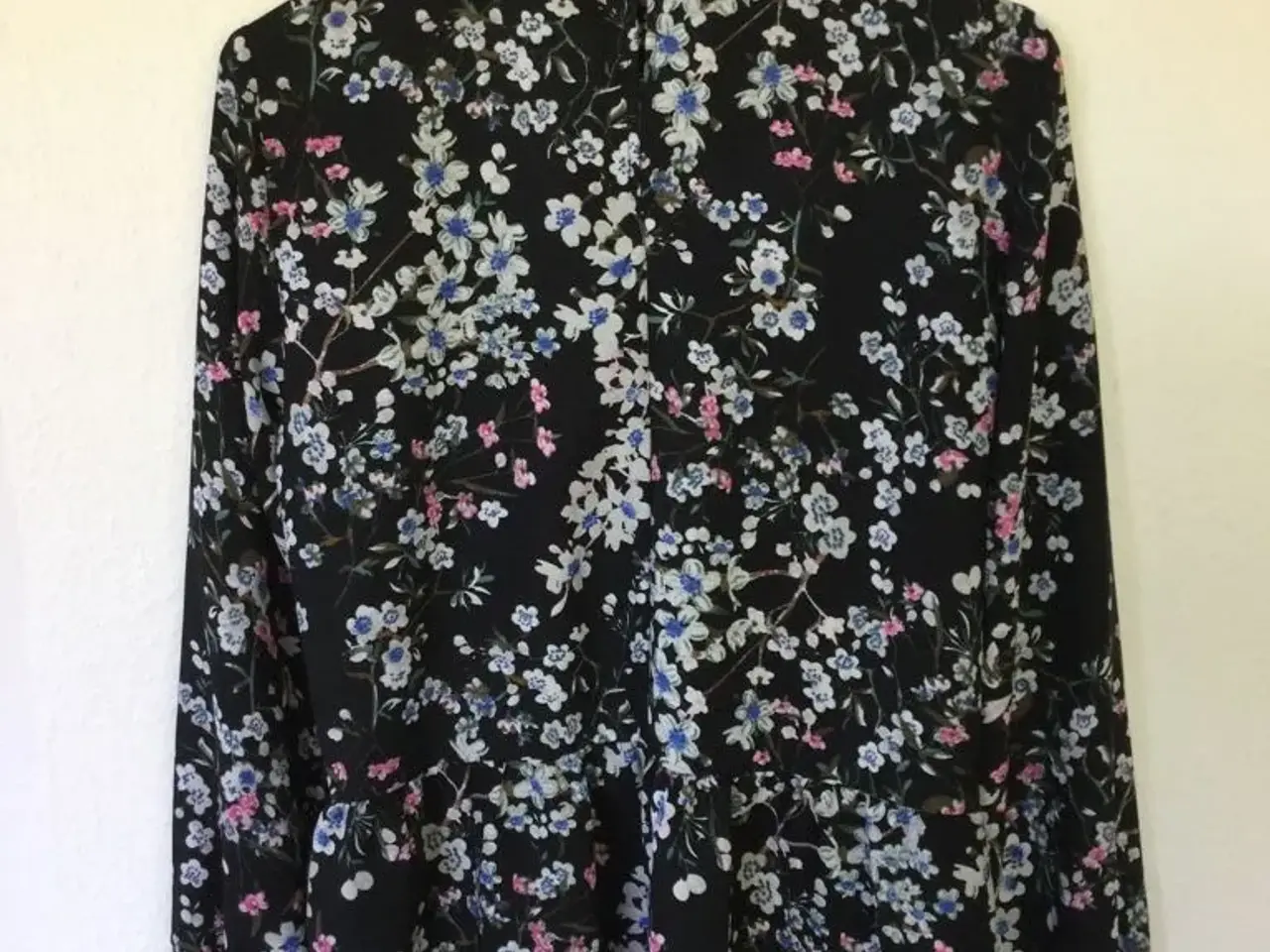 Billede 3 - Fin Blomstret PIECES Bluse str. M