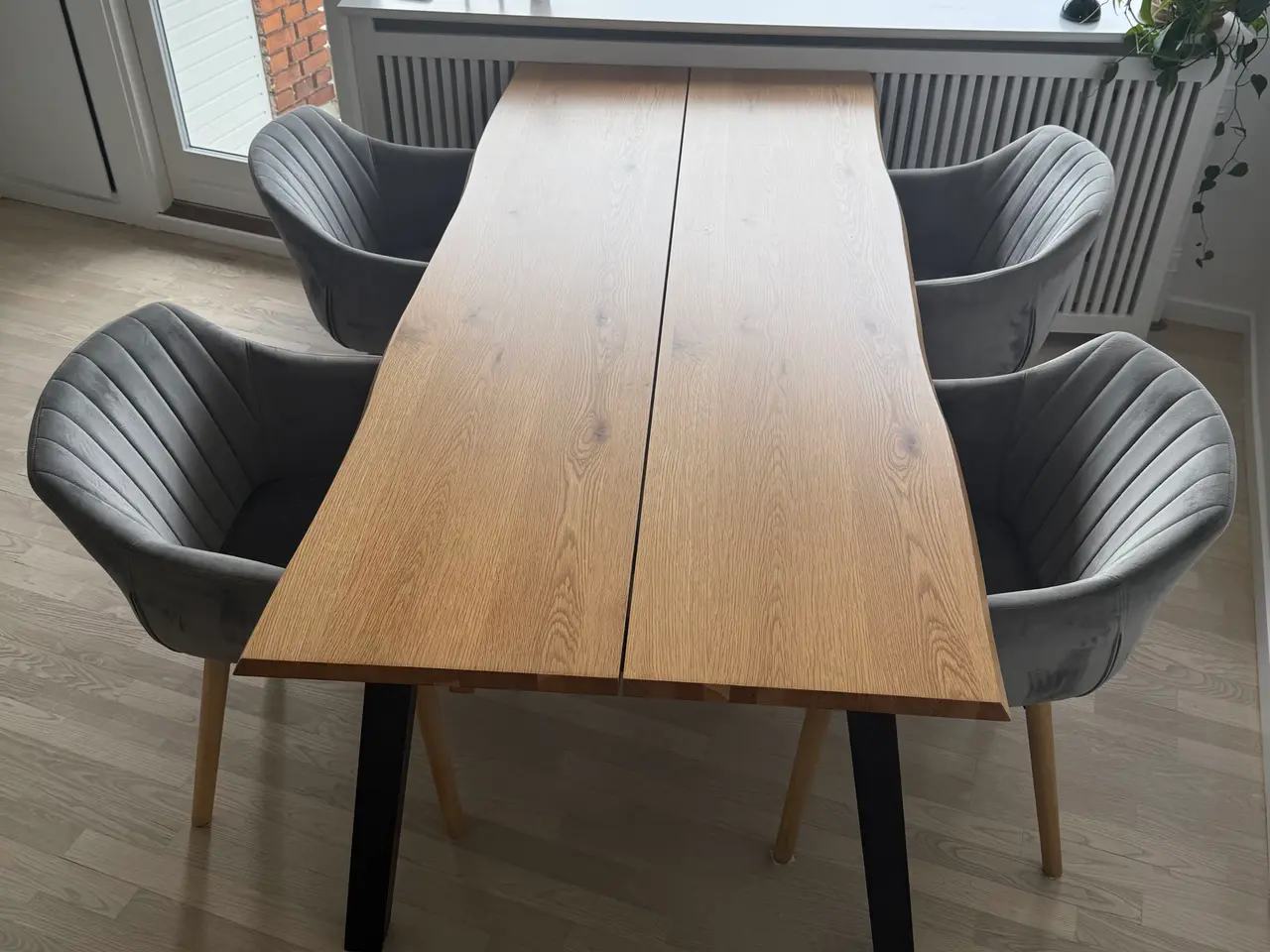 Billede 2 - Spisebord + 4 spisebordsstole