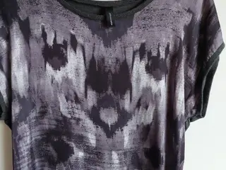 T.shirt fra Soya Grålige og sorte farver