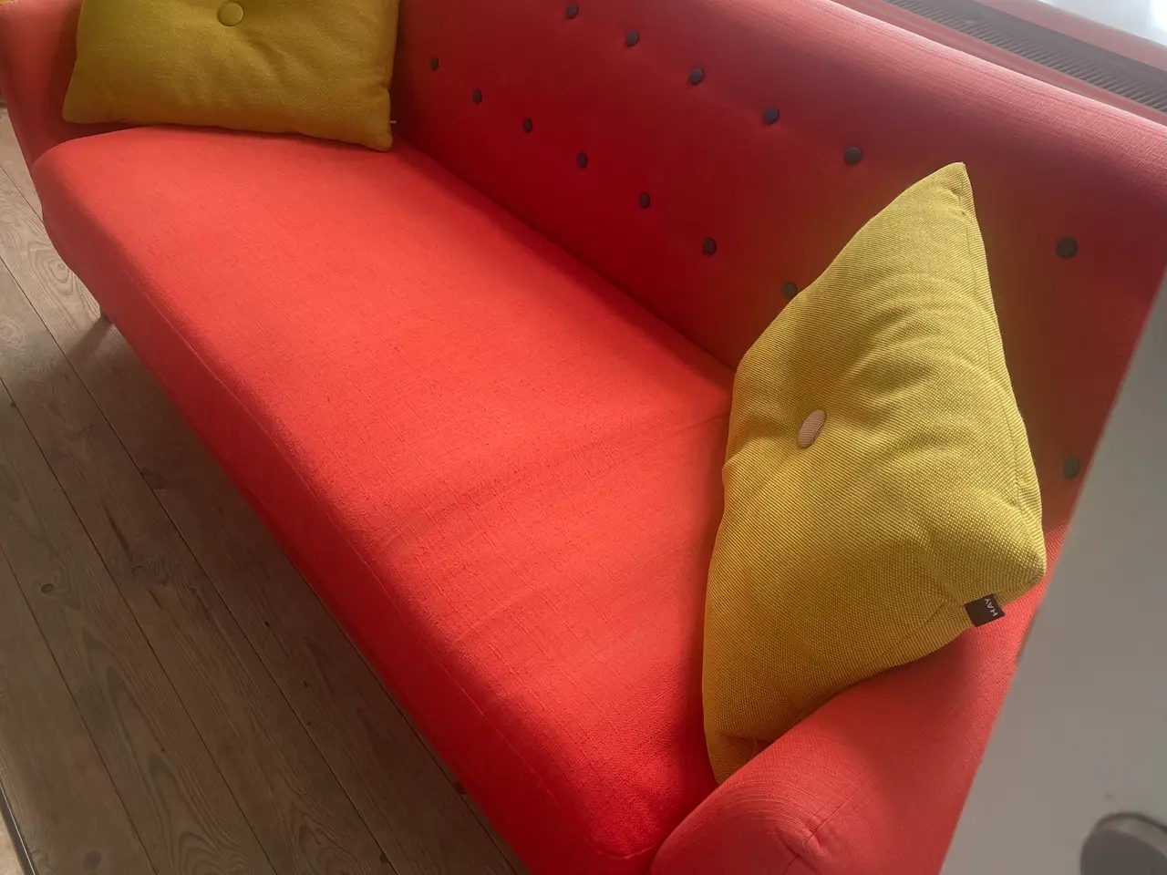 Billede 1 - Rød 2-3 pers sofa. Hent for 100kr