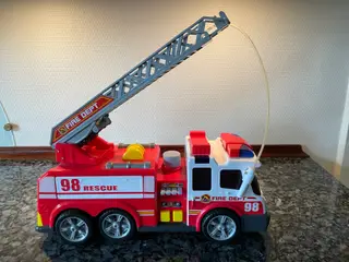 Udrykningsbil "98 RESCUE" og " FIRE DEPT"