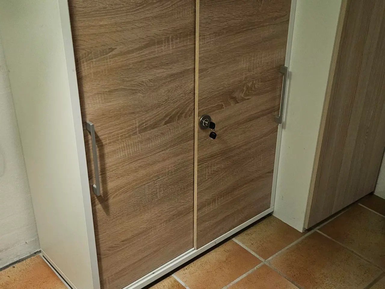 Billede 7 - Kommode med lås – 113 x 89 cm