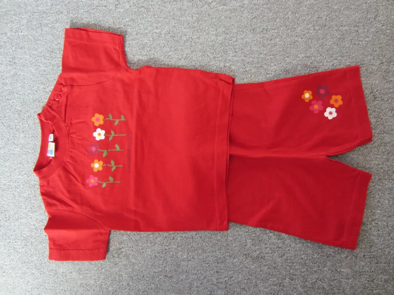 Billede 1 - Sød bluse og shorts til pige str. 80