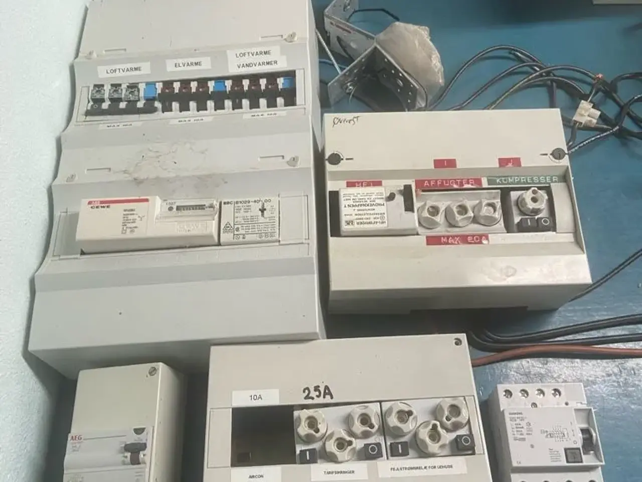 Billede 4 - Ledninger, kontakter, strømtavle