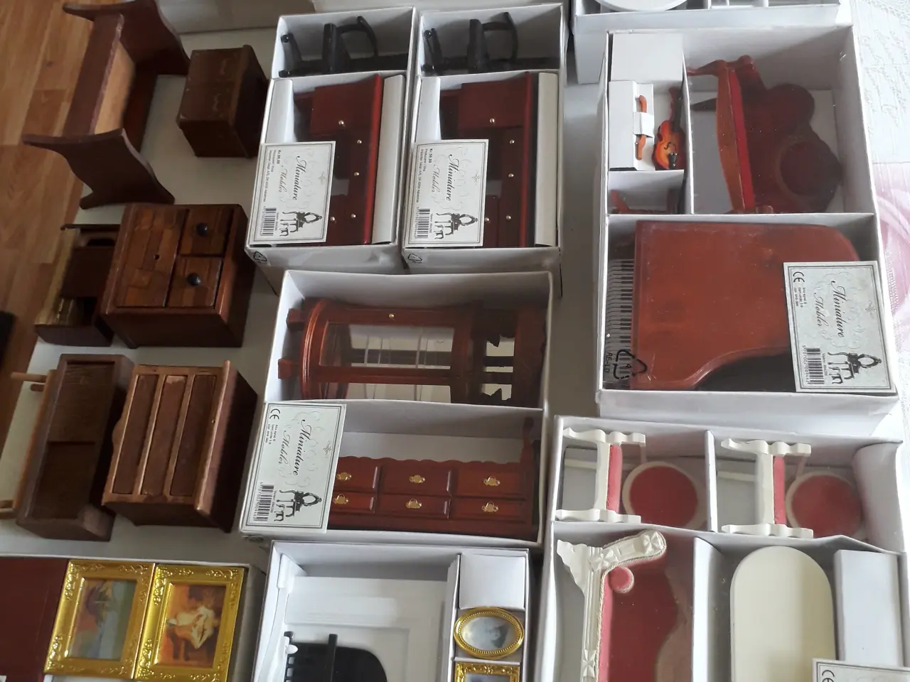 Billede 5 - Dukkehusmøbler - Miniature Samling med tilbehør.