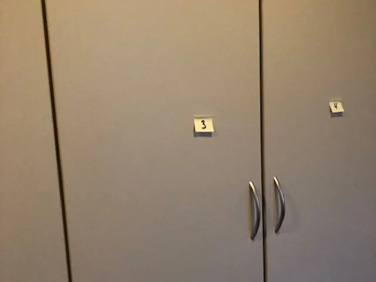 Billede 8 - Garderobeskab , Grå skabslåger 1500kr