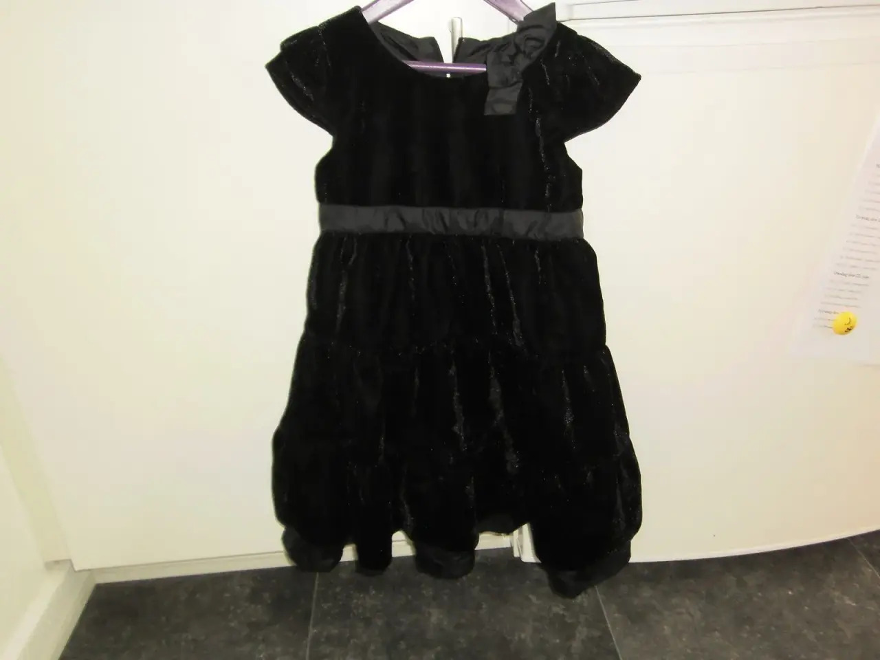 Billede 1 - Festkjole, sort, str. 122, mrk. H&M.