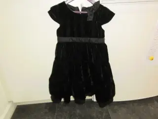 Festkjole, sort, str. 122, mrk. H&M.