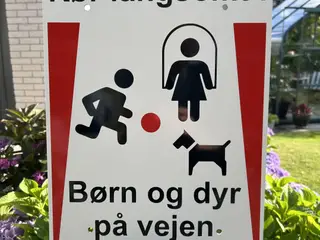 Nyt vejskilt med "Kør forsigtigt - Børn og dyr på"