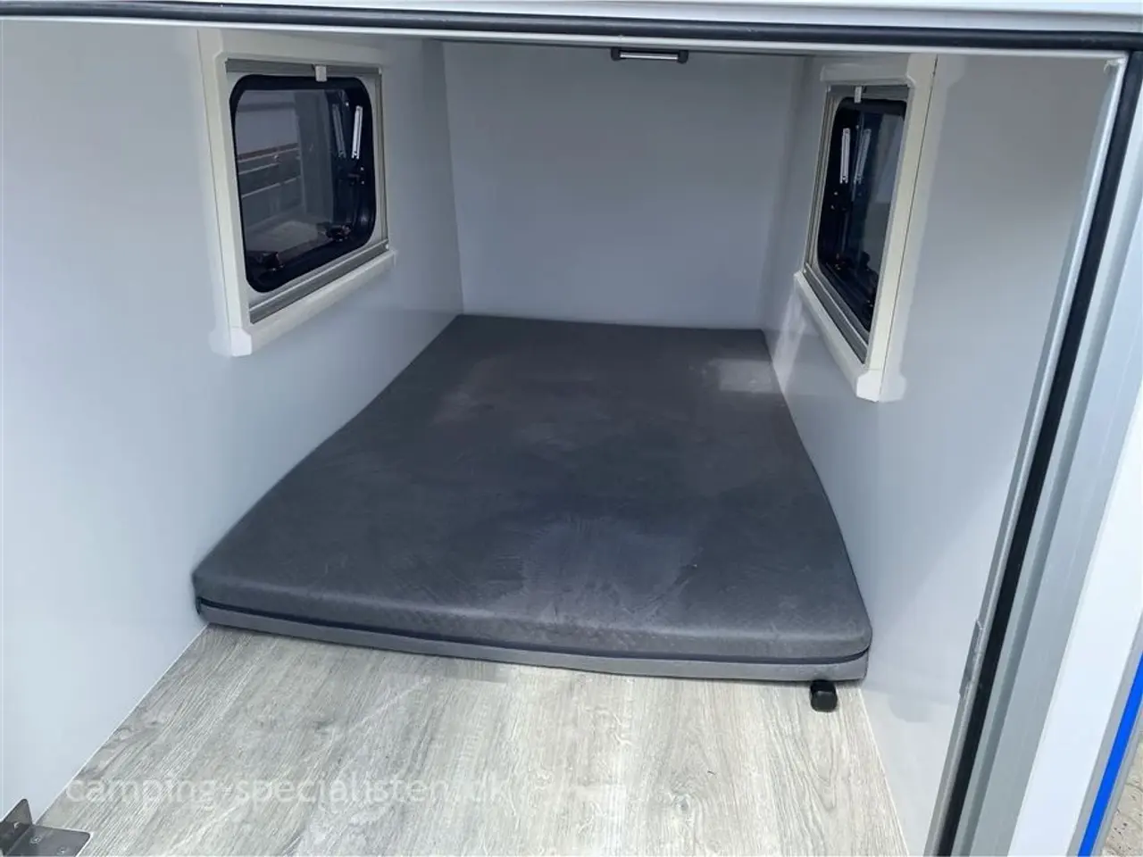 Billede 5 - 2025 - Tomplan Silverline Mini    NY Mini campingvogn Den populære Silverline i model 2025 - dobbelt seng - Camping-Specialisten.dk