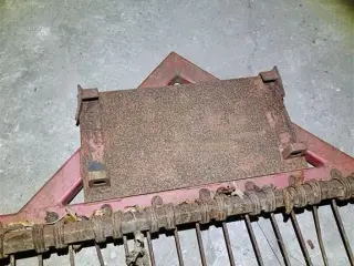 - - - Gårdrive ca. 2,5 meter