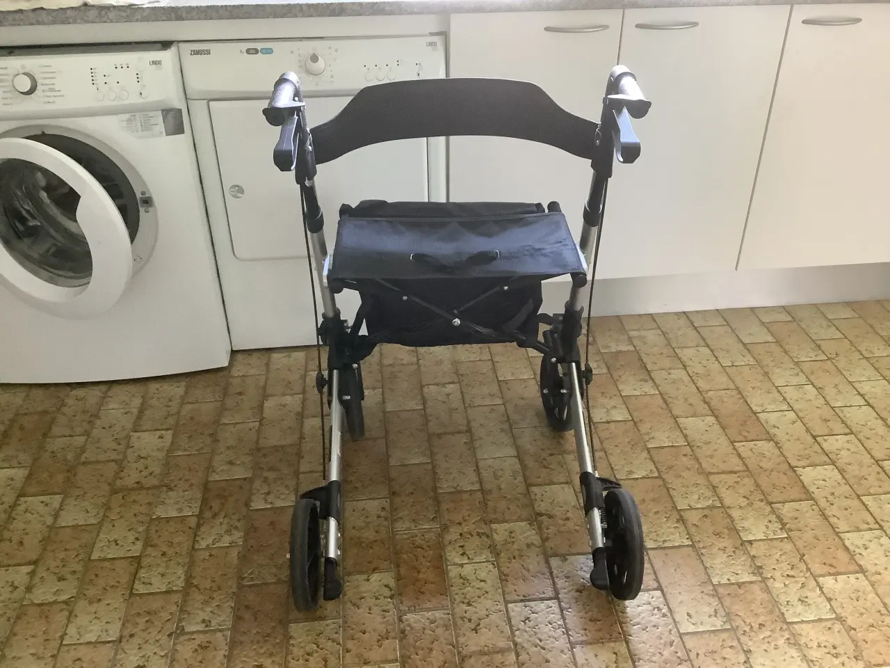 Billede 4 - Rollator Uniprodo med taske.