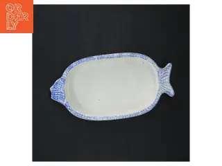 Keramisk fiskeformet fad med blå kant fra Svana's Collection (str. 21x11x3,5 cm)