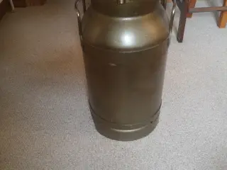 Gammel mælkejunge stor