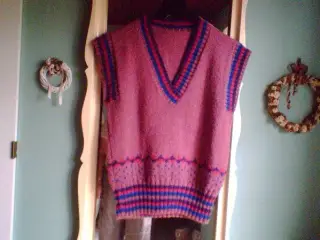 Højeste mode, retro, håndstrikket vest