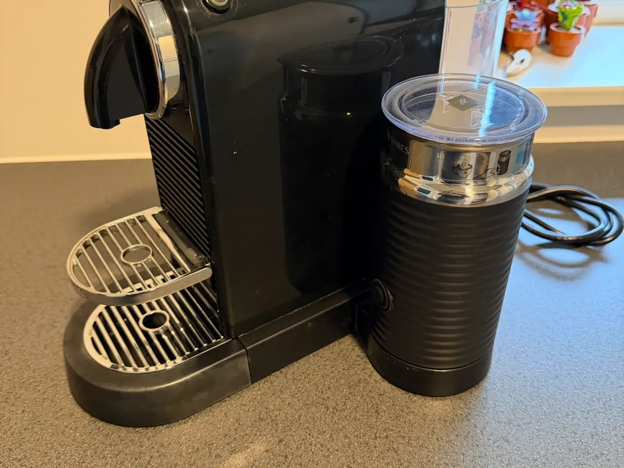 Billede 1 - Nespresso kapsel kaffemaskine sort med mælkeskumme