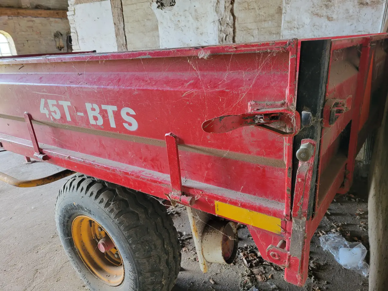 Billede 18 - Traktor IH 685 XL  – påhængsvogn og redskaber