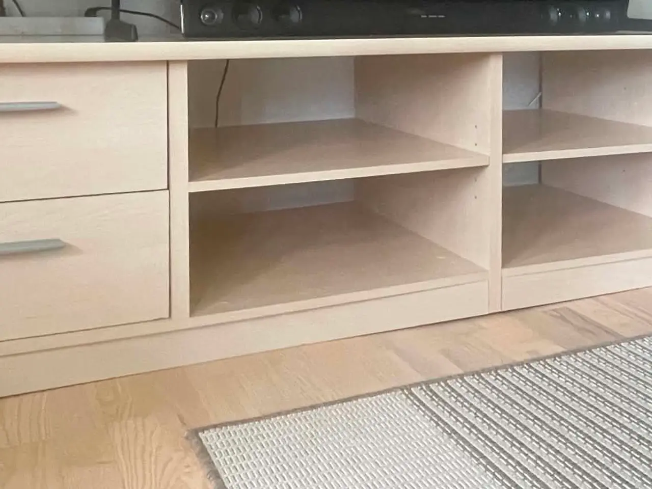 Billede 3 - Langt tv-bord / kommode med god opbevaringsplads