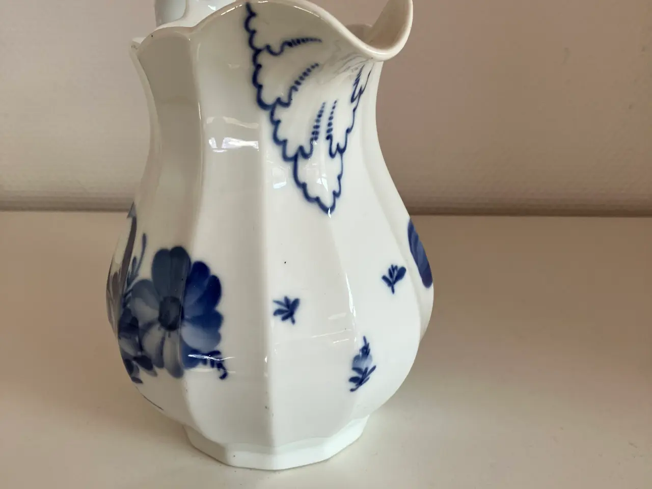 Billede 2 - Royal Copenhagen blå blomst kande, 20 cm