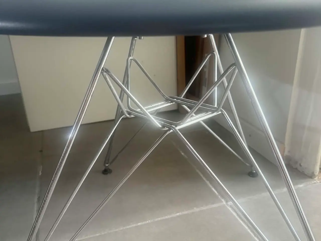Billede 4 - Spisebordsstole “Eames DEAR “ kopi. 