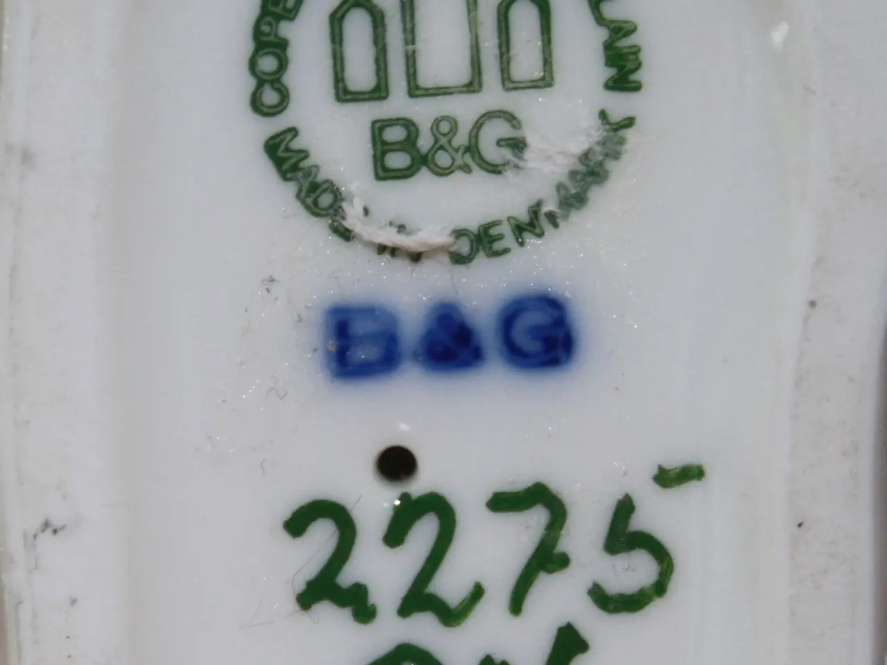Billede 10 - Siddende dreng med én sko på, figur fra B&G