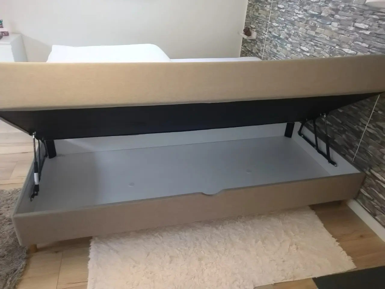 Billede 4 - Kvalitetsseng m/opbevaring inkl. topmadras (210cm)