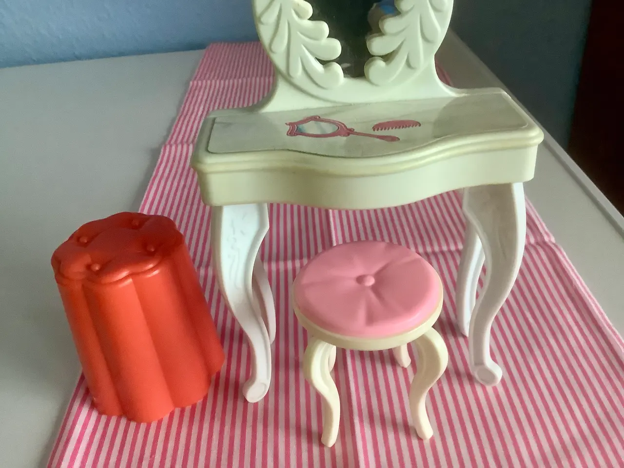 Billede 2 - Sminkebord til Skipper Barbie.