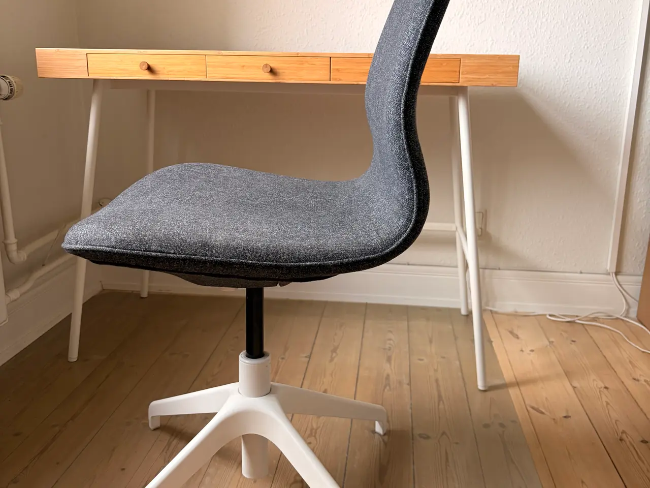 Billede 5 - IKEA Skrivebord + stol (NÆSTEN SOM NYT)