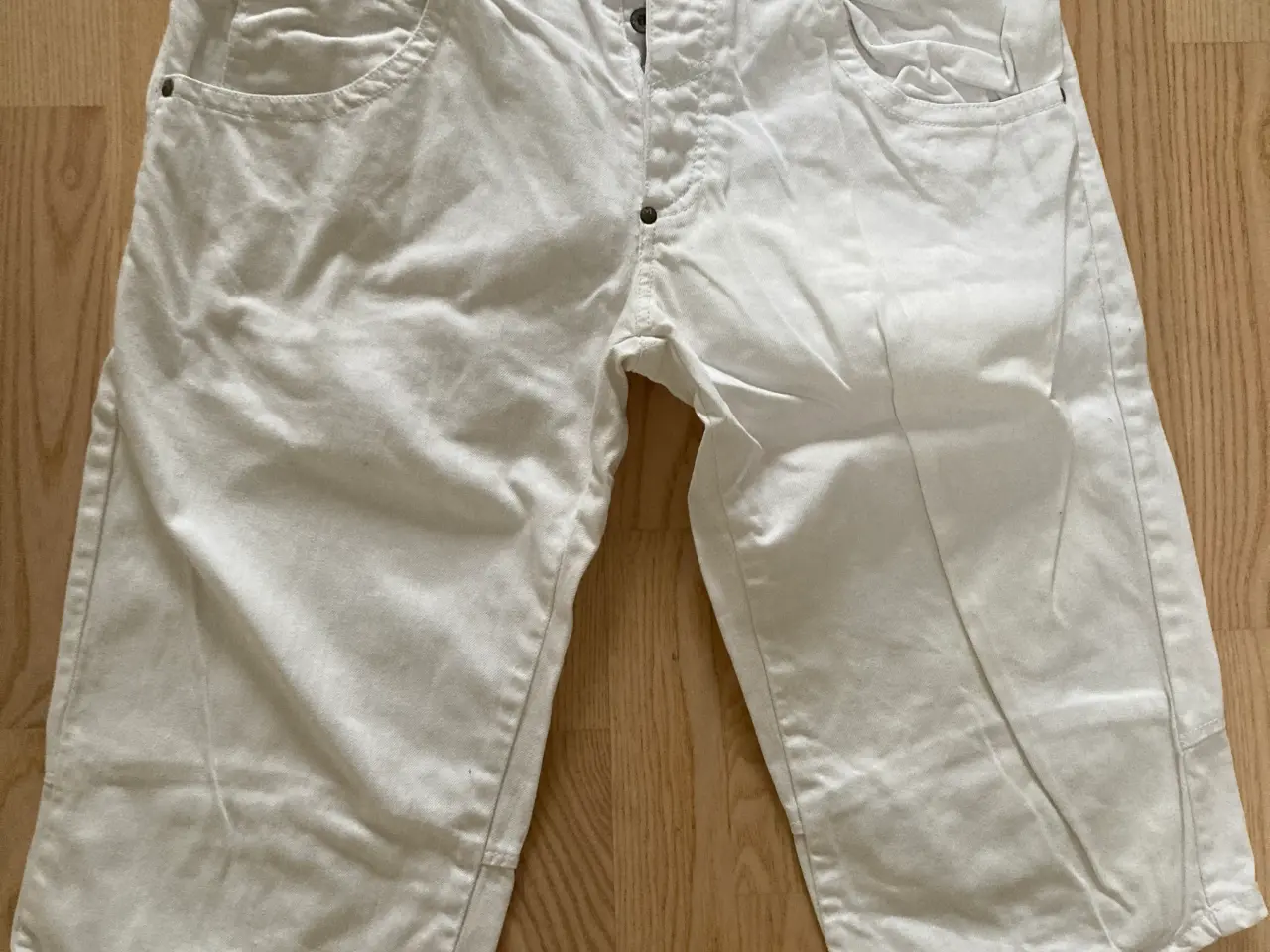 Billede 5 - Hvide denim knæshorts, livvidde 34