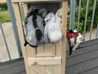 Kæpheste stald med kæpheste og tilbehør