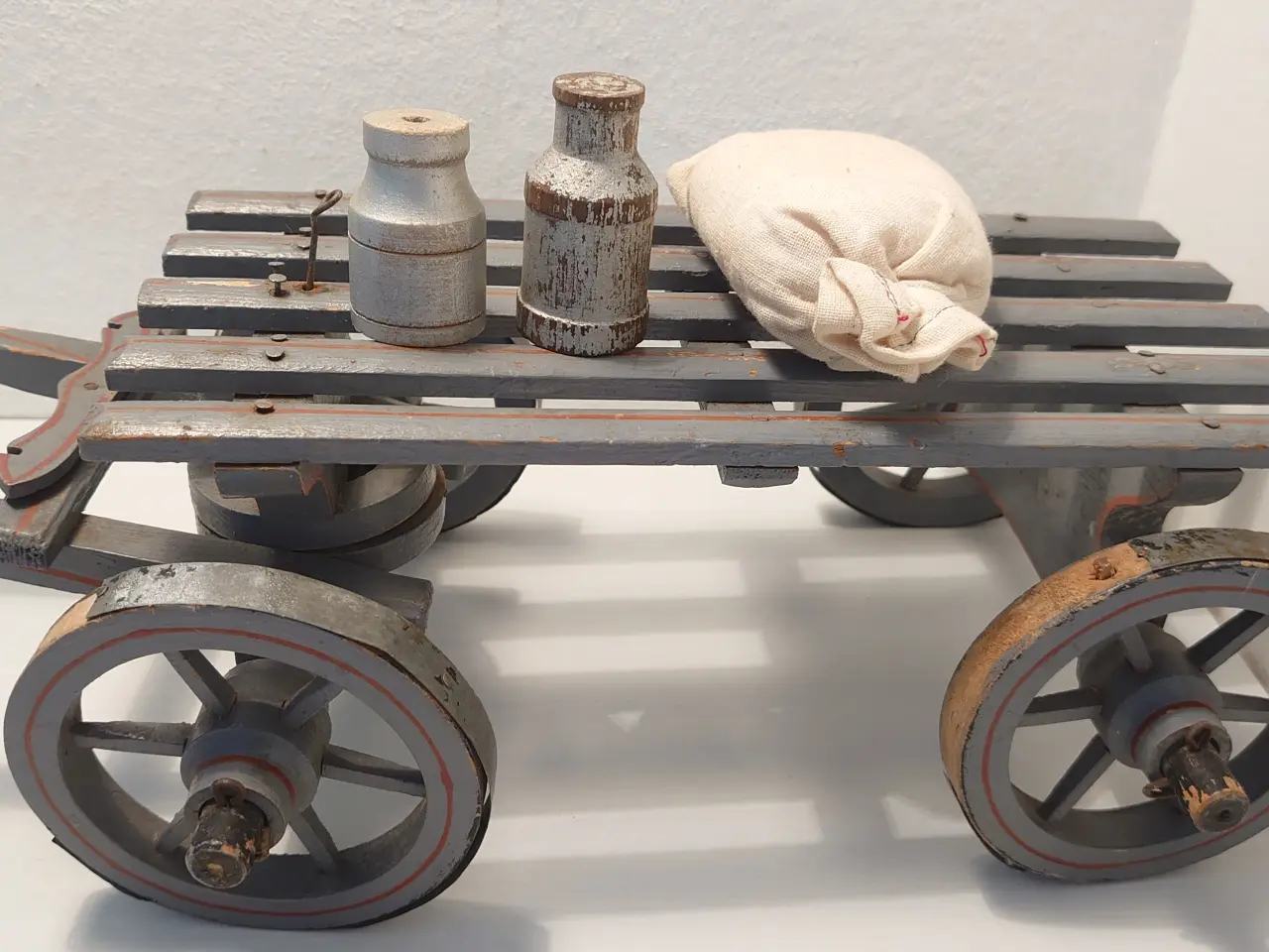 Billede 3 - Træhest med vogn, kornsæk og 2 junger. Ca 1930-40