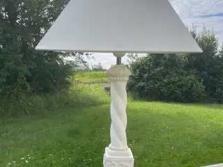 Bordlampe med pyramideformet skærm