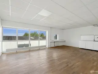 Nyistandsatte kontor- og lagerlokaler med adgang til elevator (1. sal)