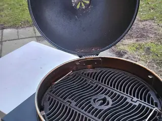Napoleon kuglegrill med vogn og sidebord