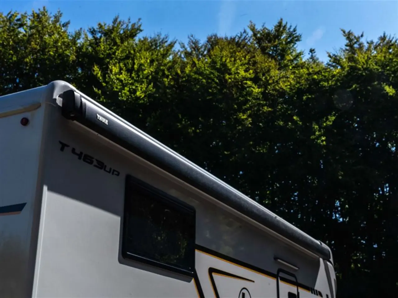 Billede 49 - 2027 - Benimar Tessoro T463 UP Automat gear - Dieselfyr - 12V kompressor køl - 200W solcelle