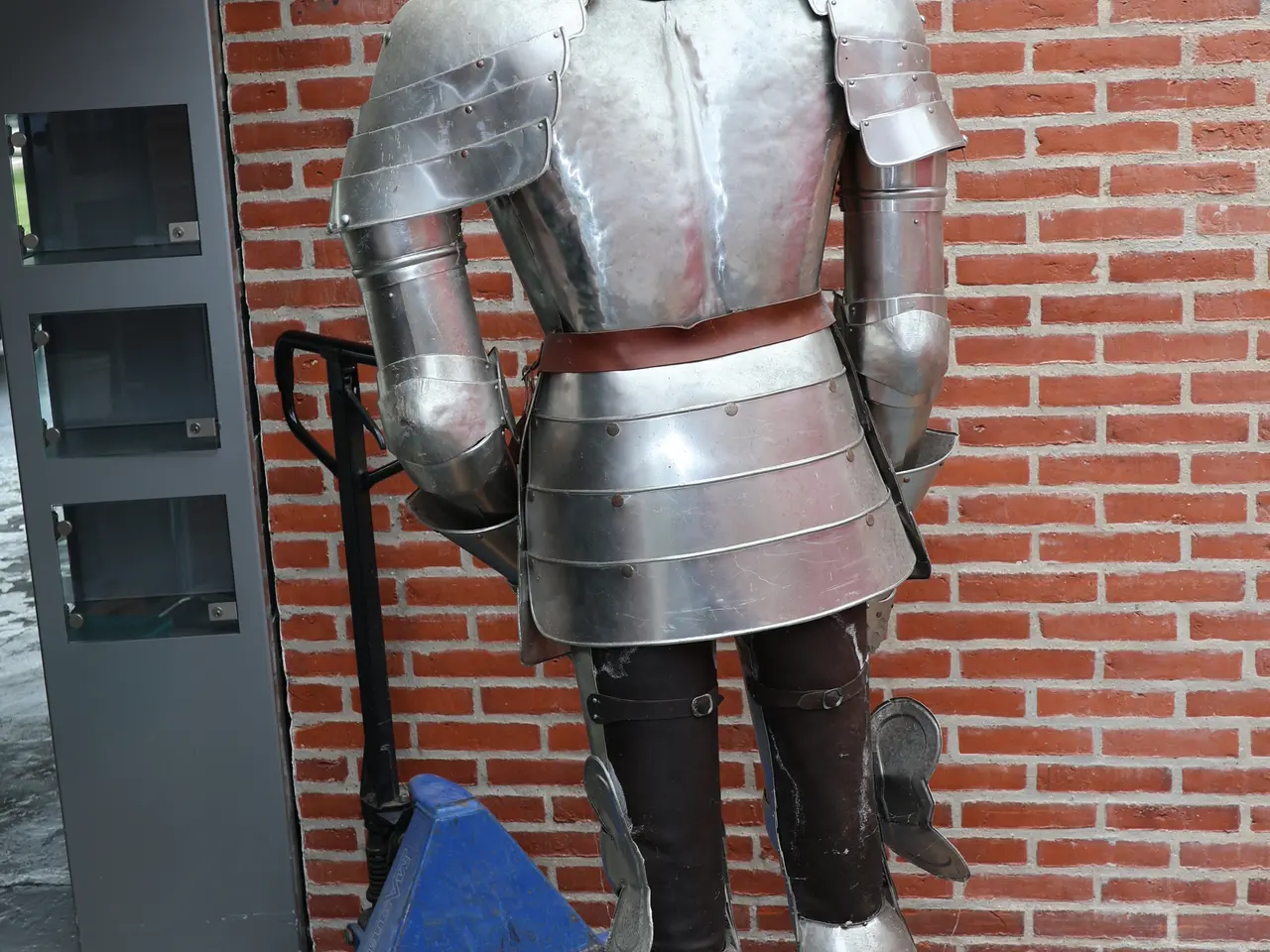 Billede 5 -  Gammel rustning, ca 220cm høj.