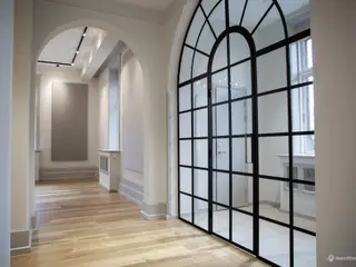 Fantastisk gennemrenoveret kontor/showroom tæt på off. transport.
