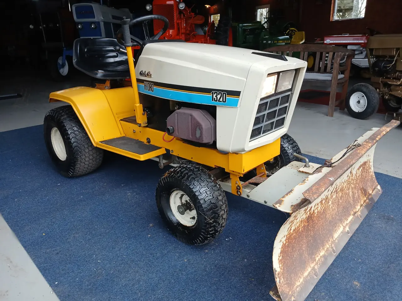 Billede 1 - Cub Cadet 1320 Hydro – Havetraktor med sneblad
