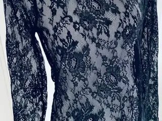 Bluse fra Custommade i blonde