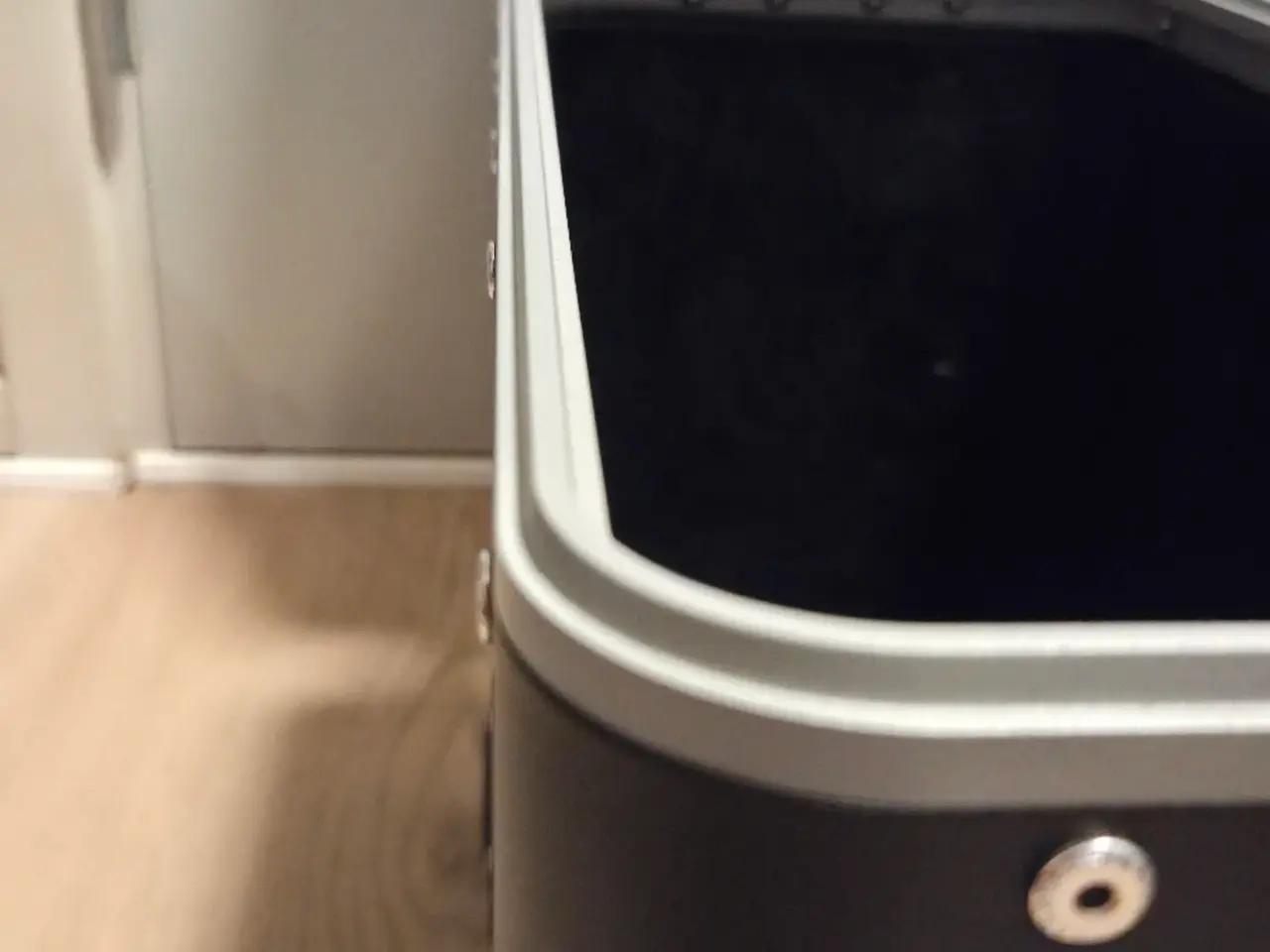 Billede 14 - VOGE sidekufferter i aluminium – 2 stk.