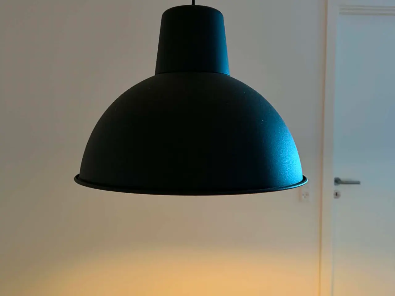 Billede 2 - 2x Sort lampe til spisebord
