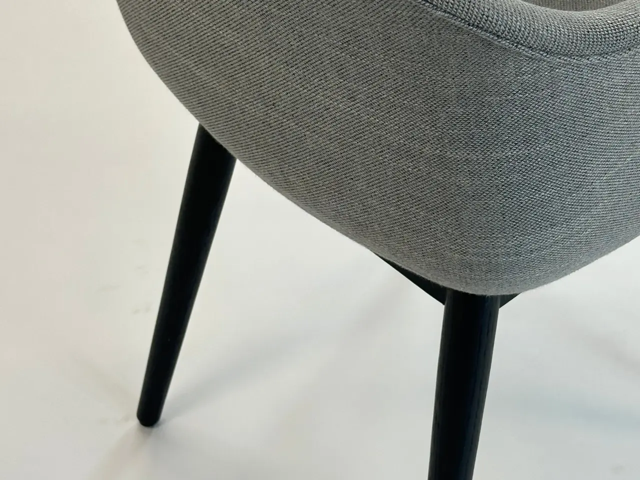 Billede 8 - Muuto Fiber Armchair Stol – Grå med Sort Stel