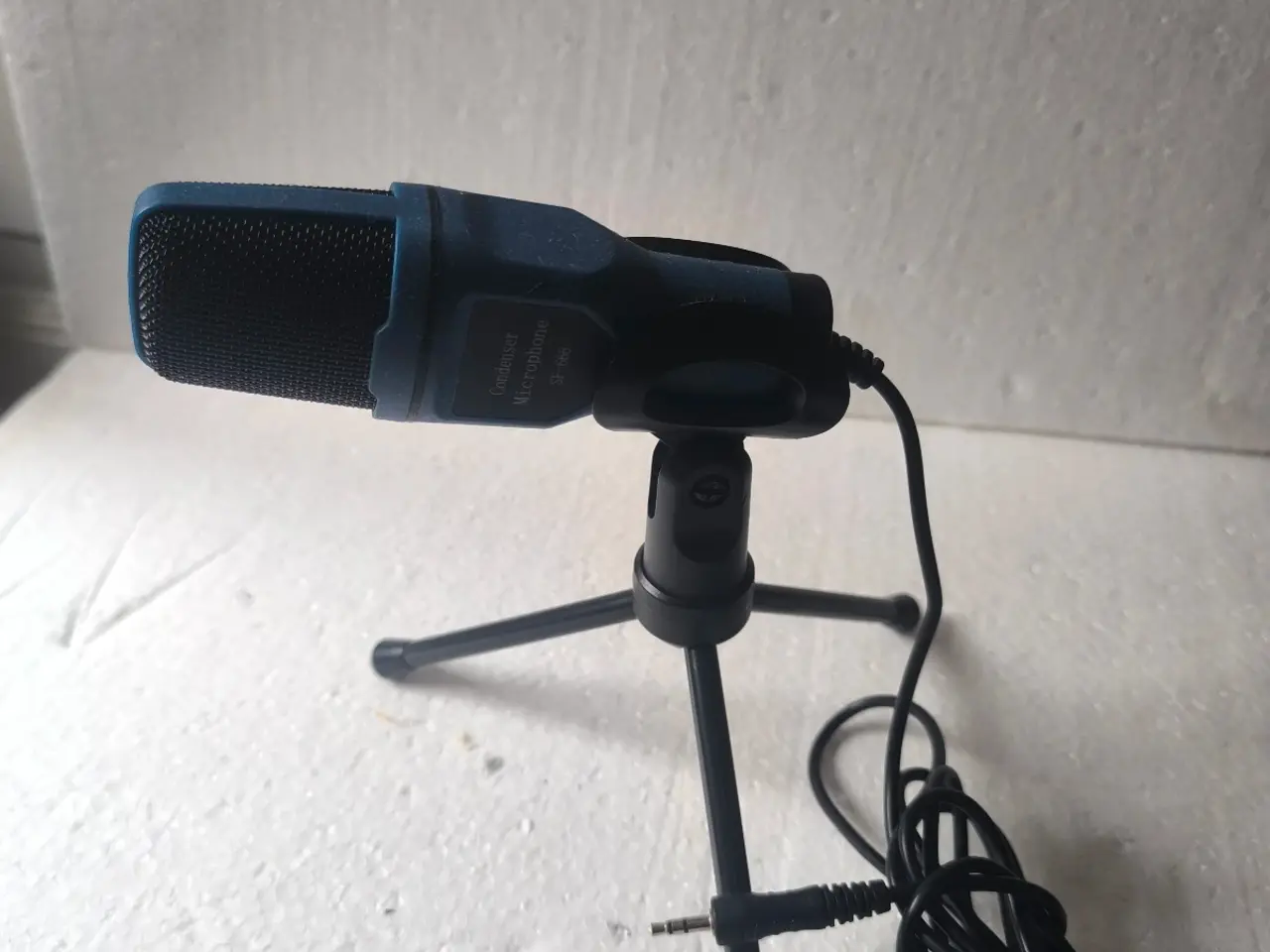 Billede 1 - mikrofon med 3,5 mm stik og trebenet stativ