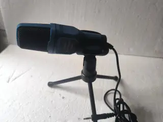 mikrofon med 3,5 mm stik og trebenet stativ