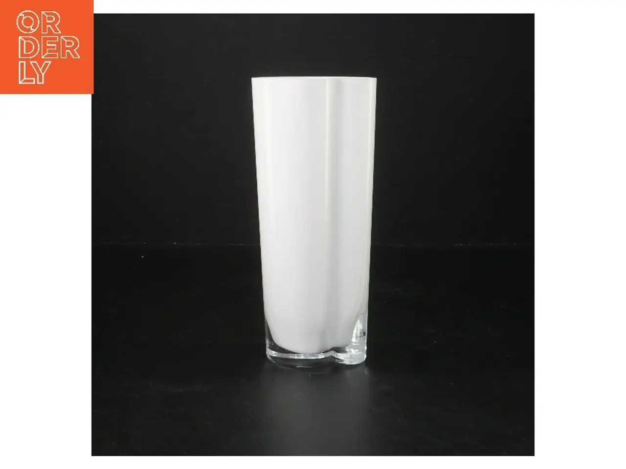 Billede 1 - Hvid vase (str. 18,5 cm)