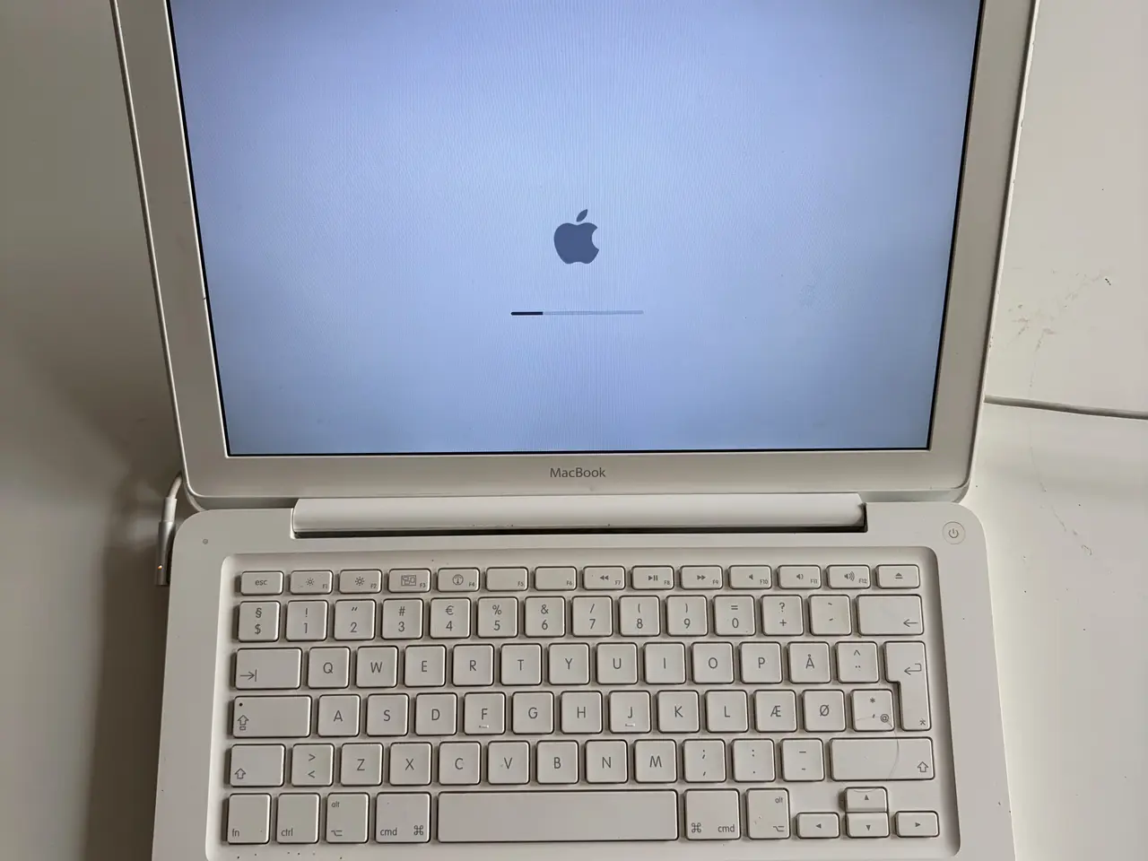 Billede 2 - Apple MacBook 13” hvid bærbar computer