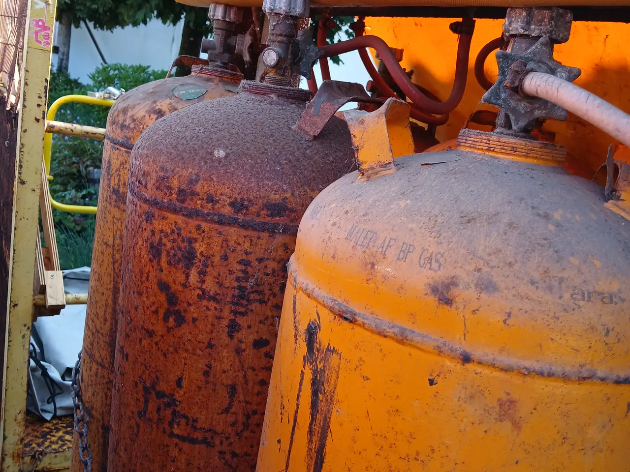 Billede 4 - 6 stk. 33 kg. gasflasker i stativ m. overdækning